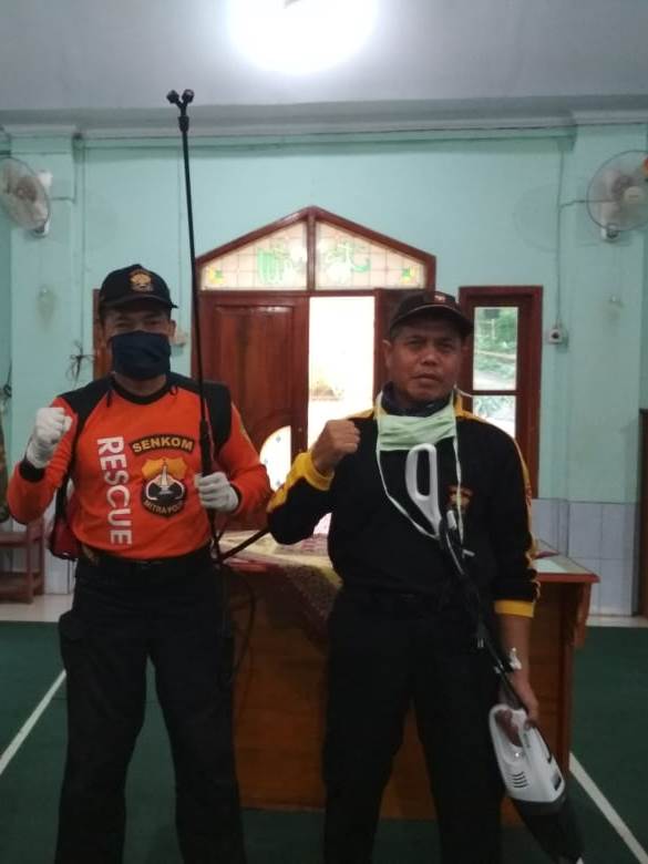 ldii_sumedang's tweet photo. Kolaborasi LDII Sumedang dengan Senkom Mitra Polri dalam Giat Sanitasi dan Kebersihan di Tempat Ibadah/Mesjid/Mushola

https://t.co/RyKsK5I2oU
#penyebarancorona
#COVID19 
#senkommitrapolri https://t.co/r7kMMvEbwL