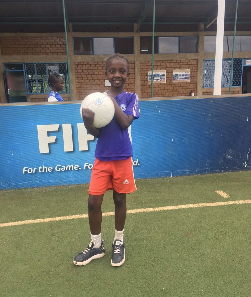 MalaikaDRC's tweet photo. Le ballon est un outil très puissant qui permet à la jeune fille d’être actrice principale dans l’inclusion du genre au-delà de notre centre communautaire #genderequality #sustainablegoal5 #kalebukafootballforhopecenter #balls #Streetfootballworld #soccerwithoutborders https://t.co/YBXaVjQIsq
