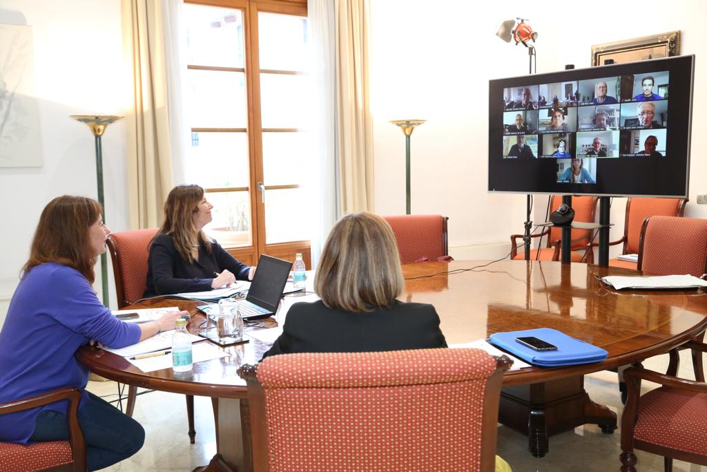 Francina Armengol (@f_armengol) on Twitter photo El meu agraïment als investigadors i científics de Balears amb qui m'he reunit avui. El vostre consell i experiència, així com l'opinió experta de diferents àrees de la medicina i la recerca, és fonamental per frenar el virus. El <a href="/goib/">Govern de les Illes Balears</a> us escolta i us necessita, ara més que mai. El meu agraïment als investigadors i científics de Balears amb qui m'he reunit avui. El vostre consell i experiència, així com l'opinió experta de diferents àrees de la medicina i la recerca, és fonamental per frenar el virus. El <a href="/goib/">Govern de les Illes Balears</a> us escolta i us necessita, ara més que mai.