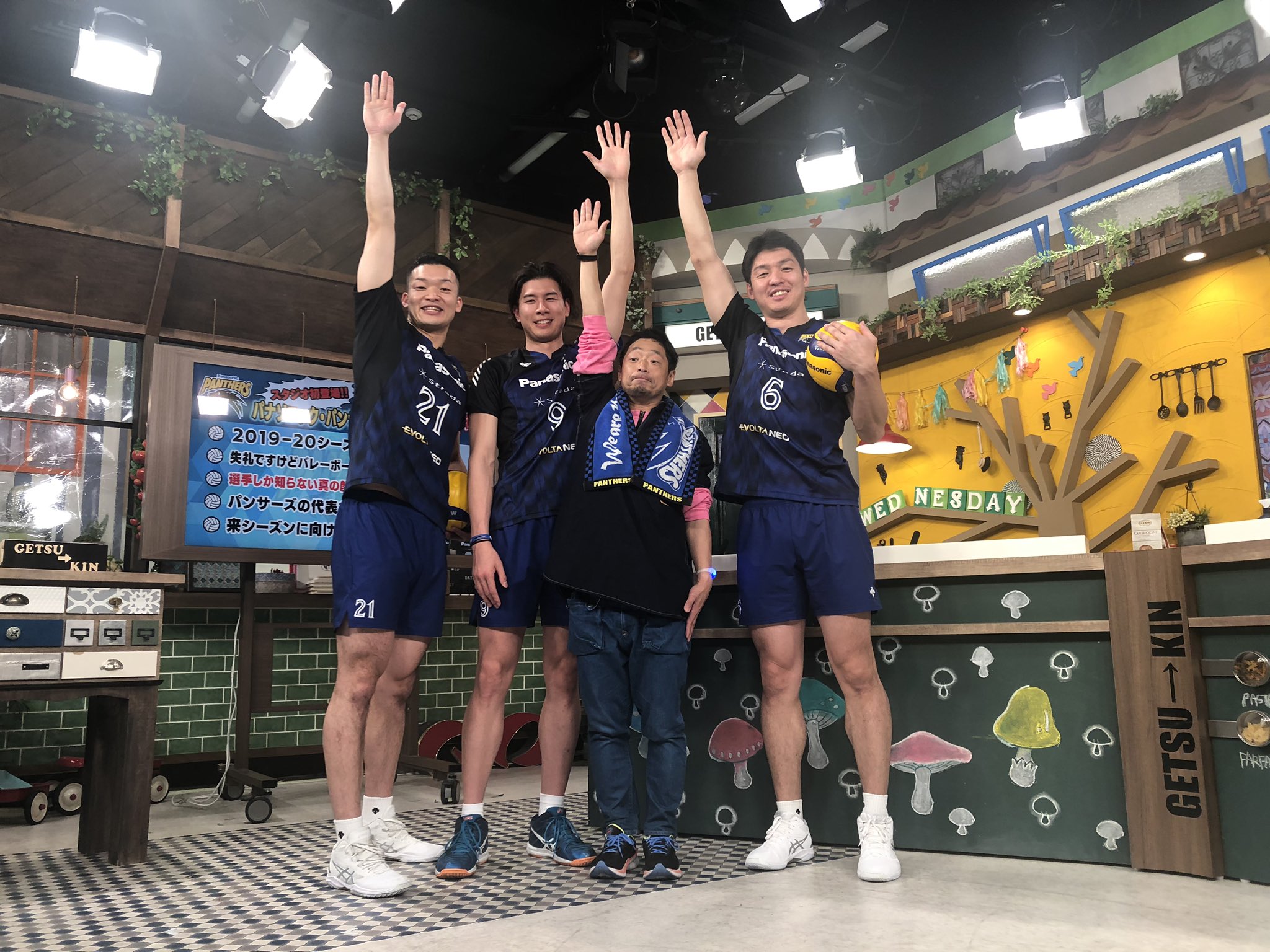 Eo光チャンネル その身長差30cm以上 団長163cm 白澤選手 今村選手193cm 兒玉選手195cm ゲツキン火曜日史上最大の身長差で今日はお送りしました笑 パンサーズ の選手たちと団長の爆笑トークは必見です パナソニックパンサーズ Eo光チャンネル その身長差30cm以上 団長163cm 白澤選手 今村選手193cm 兒玉選手195cm ゲツキン火曜日史上最大の身長差で今日はお送りしました笑 パンサーズ の選手たちと団長の爆笑トークは必見です パナソニックパンサーズ