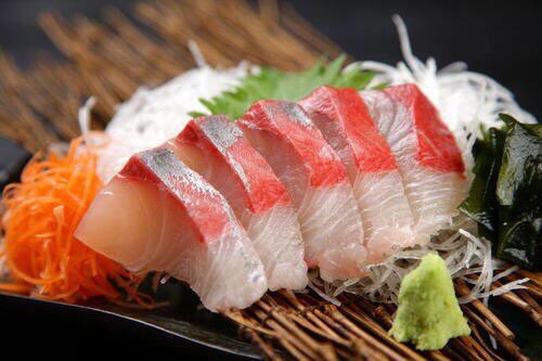 Higebouzu6's tweet photo. 本日のおすすめ！！
新鮮たくやが
　　釣ってきた鰤の刺身　380円
新玉葱のお浸し　280円

#西川口 #西口 #徒歩5分 #コロナ #桜    #花見  #おつまみ #鰤 #刺身 #新鮮 #激安 #新玉葱 #旬の野菜 #お浸し #鰹節 #お酒 #パスタ #お一人様歓迎  #ワイン #宴会 #パーティー https://t.co/x2PCoLmyEE