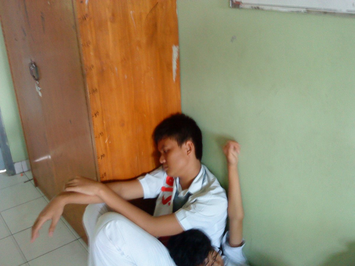 welbyn's tweet photo. Sebenernya dari SMA kita udah latihan buat mager &amp; rebahan. sekarang waktunya implementasi, maksimalkan magernya buat keselamatan negeri. #Sma44 #2011 https://t.co/74N5UZl9Ia