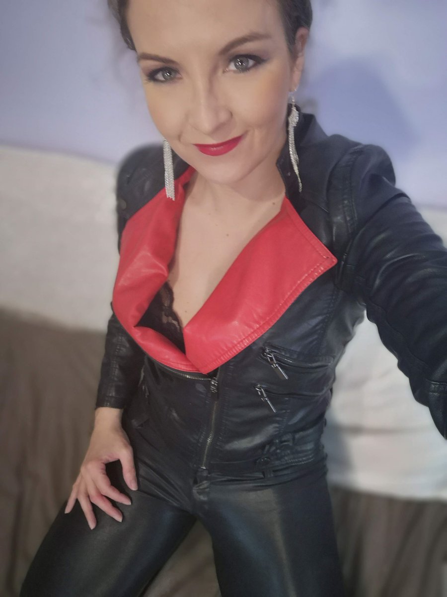 oksana_glamour's tweet photo. RT si tu aimes cette tenue 👍 https://t.co/n2J6YkufE0