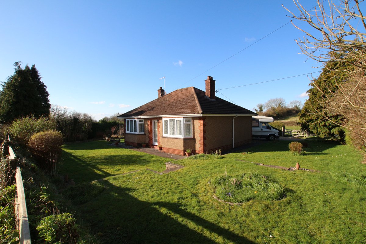 DebbieFortune1's tweet photo. Detached bungalow in Shipham with potential. It comes with circa three acres & although at the moment we cant show you inside, check it out on our website & take a look at it via google earth. It's position is quite incredible! BS25 1TS happy viewing. #shipham @livemendips #home https://t.co/OfC76jNAuV