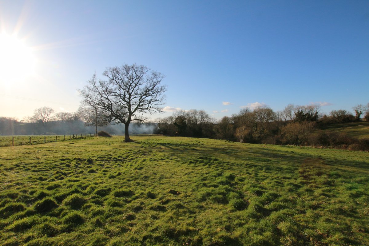 DebbieFortune1's tweet photo. Detached bungalow in Shipham with potential. It comes with circa three acres & although at the moment we cant show you inside, check it out on our website & take a look at it via google earth. It's position is quite incredible! BS25 1TS happy viewing. #shipham @livemendips #home https://t.co/OfC76jNAuV