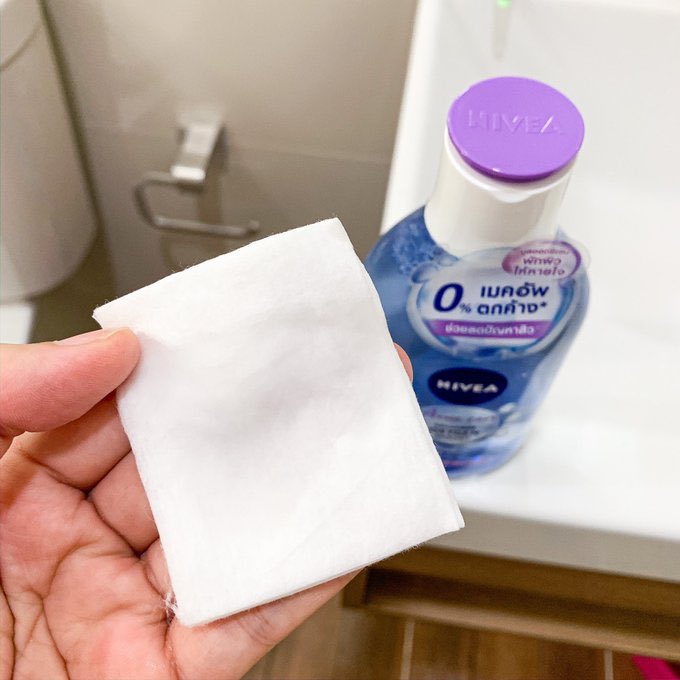 samipangsri's tweet photo. เห่ยยคลีนซิ่งตัวนี้คือเกลี้ยงมาก NIVEA Acne Care Micellar Water นี่ซื้อมาเพราะพี่สาวใช้แล้วบอกบุญต่อ ส่วนตัวหน้าแพ้ง่ายมาก จะใช้อะไรนี่เอะใจก่อนทุกครั้ง แต่ตัวนี้คือดีจริง เช็ดปาดครั้งเดียวคือหมด ขอบตาเอย ลิปเอย ใช้แล้วสิวดูยุบลง สบายผิวมาก ชอบมาก #รีวิวนีเวีย #คลีนซิ่งลดสิว https://t.co/XdjSBFYCZd