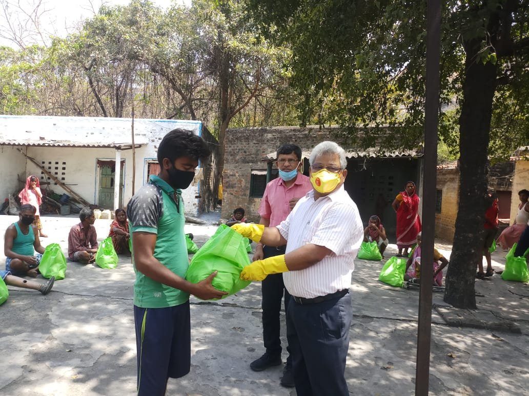 BCCLofficial's tweet photo. On 31.03.2020, Safety Dept BCCL under the prompt initiative of Sri A.K Singh, G.M(S&amp;R) BCCL continued distribution of ration packets and essential items at
Gulgulia Basti, Murli Nagar, Dhanbad and to leprosy affected people at Prem Jyoti Ashram, Angarpathra, Katras. https://t.co/1NhjbDFXFD