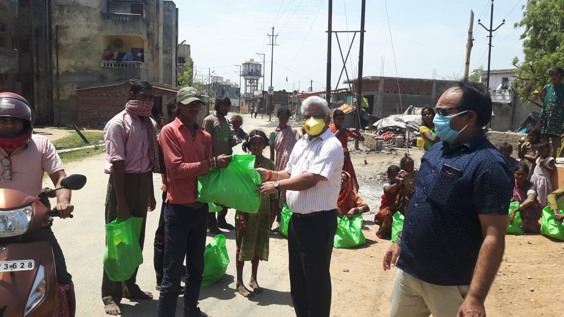BCCLofficial's tweet photo. On 31.03.2020, Safety Dept BCCL under the prompt initiative of Sri A.K Singh, G.M(S&amp;R) BCCL continued distribution of ration packets and essential items at
Gulgulia Basti, Murli Nagar, Dhanbad and to leprosy affected people at Prem Jyoti Ashram, Angarpathra, Katras. https://t.co/1NhjbDFXFD