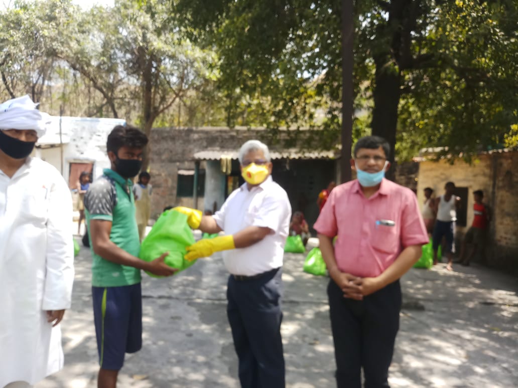 BCCLofficial's tweet photo. On 31.03.2020, Safety Dept BCCL under the prompt initiative of Sri A.K Singh, G.M(S&amp;R) BCCL continued distribution of ration packets and essential items at
Gulgulia Basti, Murli Nagar, Dhanbad and to leprosy affected people at Prem Jyoti Ashram, Angarpathra, Katras. https://t.co/1NhjbDFXFD