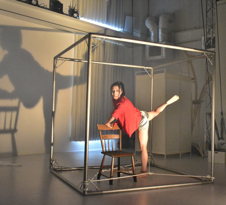 AkiyossyYoshida's tweet photo. このすきに写真やら動画やら整理しよう。。。
Cube performance"ShiKakU"
真っ白なスタジオ
キューブと影の関係が面白かった
#contemporarycircus
#aerial
#akiyoshida
#cubeperformance https://t.co/WTMNCVwju7