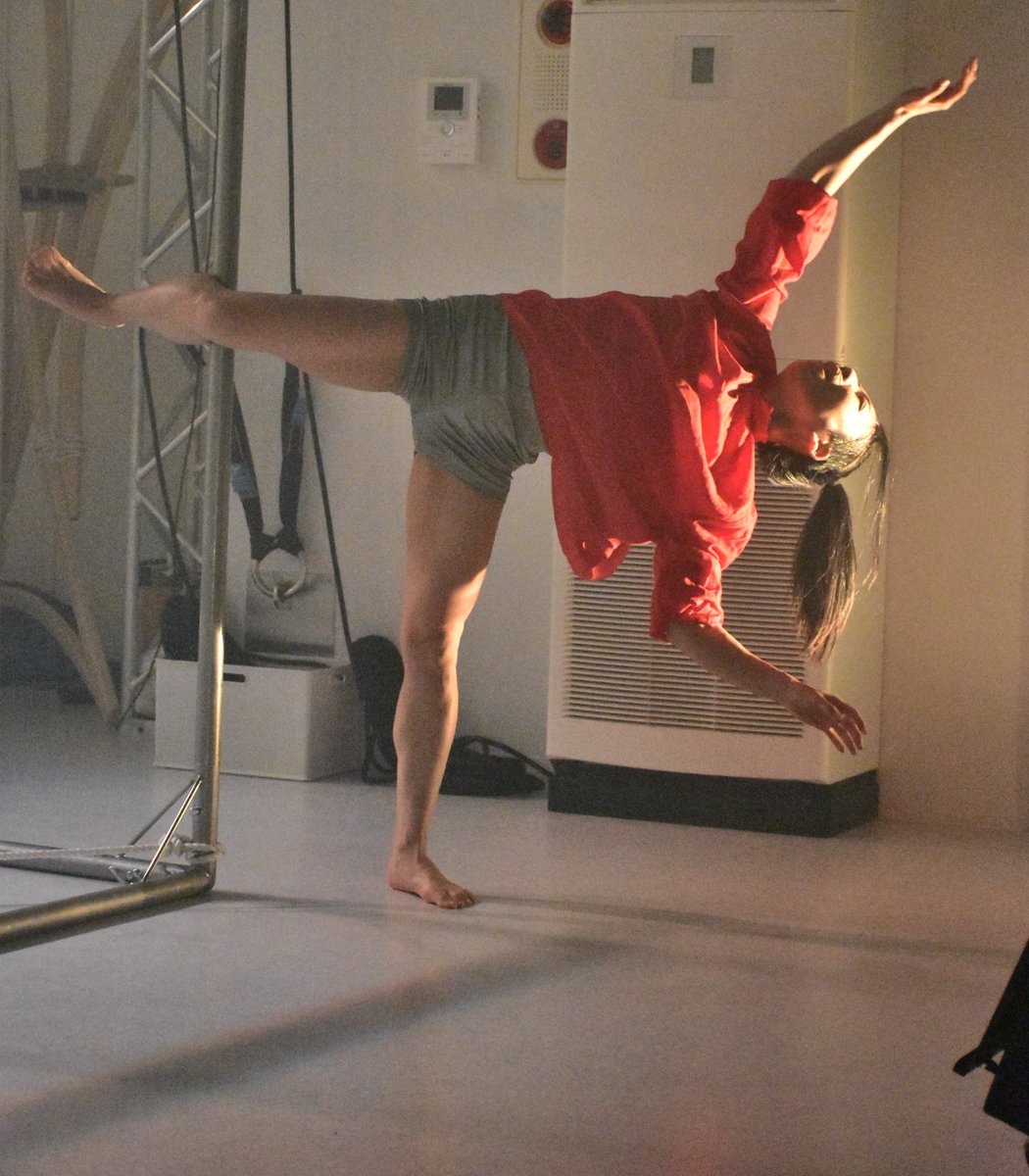 AkiyossyYoshida's tweet photo. このすきに写真やら動画やら整理しよう。。。
Cube performance"ShiKakU"
真っ白なスタジオ
キューブと影の関係が面白かった
#contemporarycircus
#aerial
#akiyoshida
#cubeperformance https://t.co/WTMNCVwju7