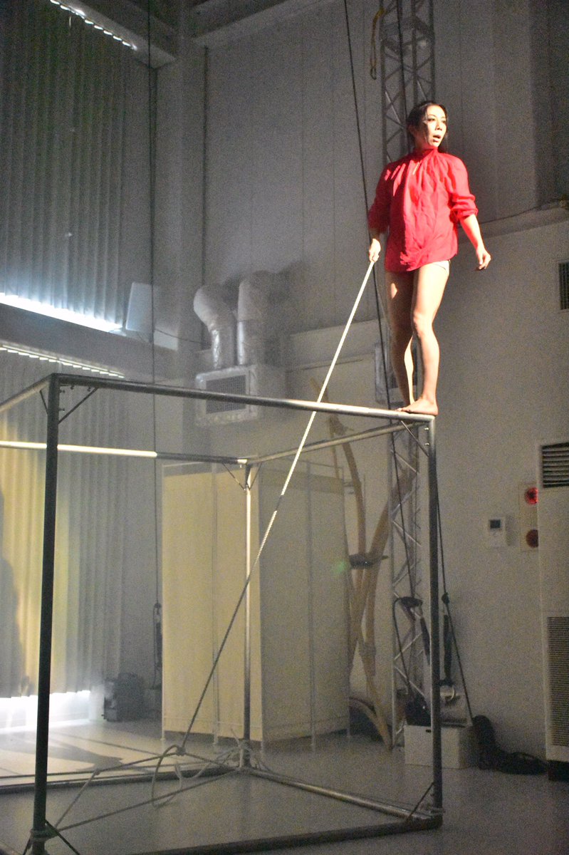 AkiyossyYoshida's tweet photo. このすきに写真やら動画やら整理しよう。。。
Cube performance"ShiKakU"
真っ白なスタジオ
キューブと影の関係が面白かった
#contemporarycircus
#aerial
#akiyoshida
#cubeperformance https://t.co/WTMNCVwju7
