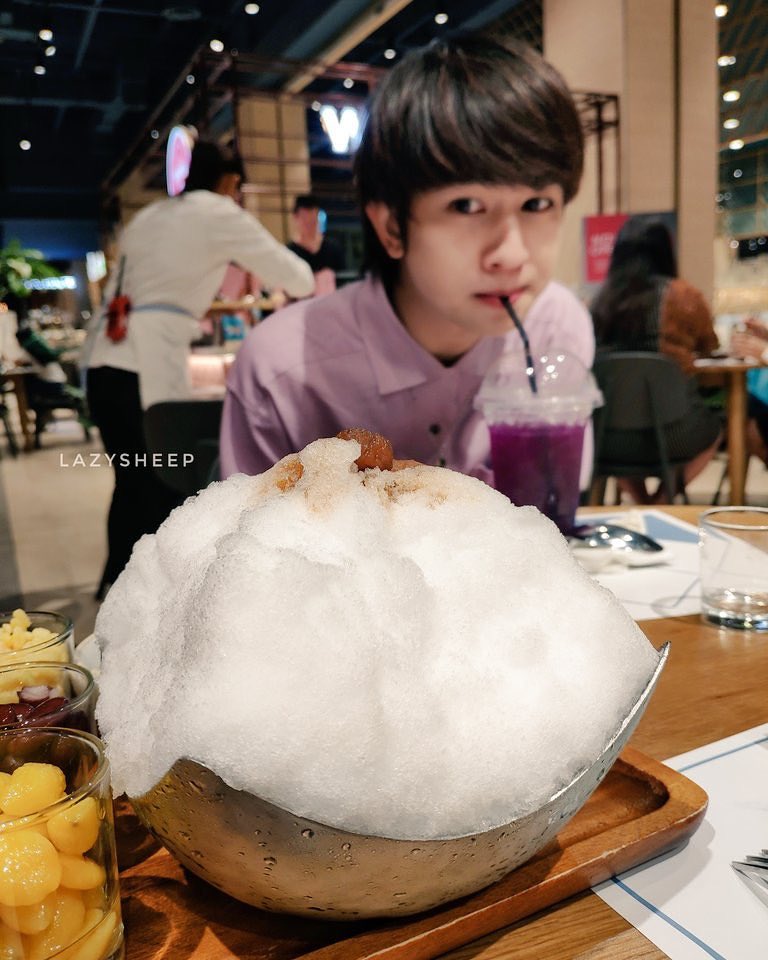 day 3: drinking coffee or eating out!! gotta thank p’sheep for always providing us with such cute photos of fluke and desserts  #30DaysChallengewithFluke  #เจ้าแก้มก้อน  #fluke_natouch