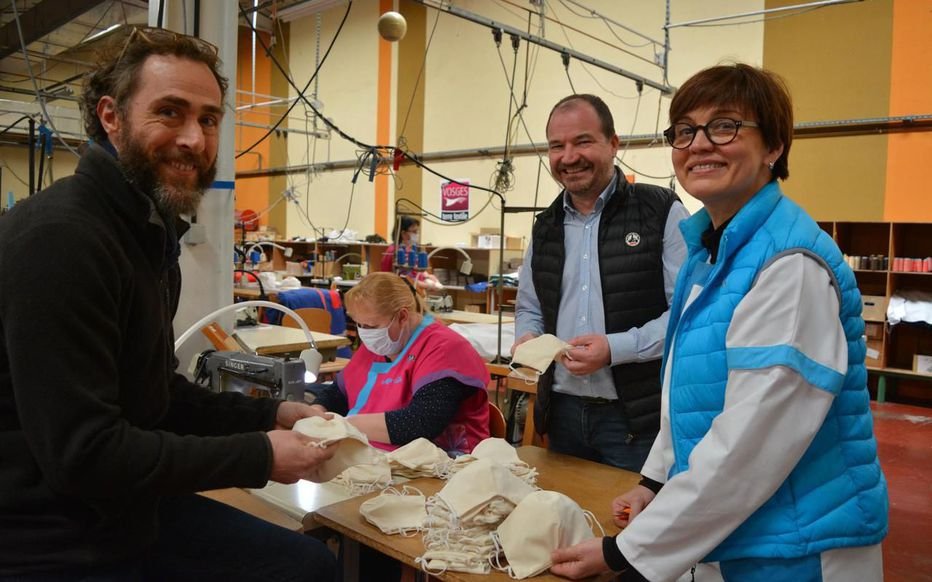 VosgesTT's tweet photo. [ Article @le_Parisien ]
Les #valeurs qui unissent les usines vosgiennes font le tour de la France grâce notamment au duo Berjac &amp; Le Drap Français !
🙇‍♂️bravo et merci à toutes celles et ceux qui nous aident à #confectionner des #masques anti-émission 😷

https://t.co/3Y3Ar0AUfu https://t.co/Sv2TeKddKd