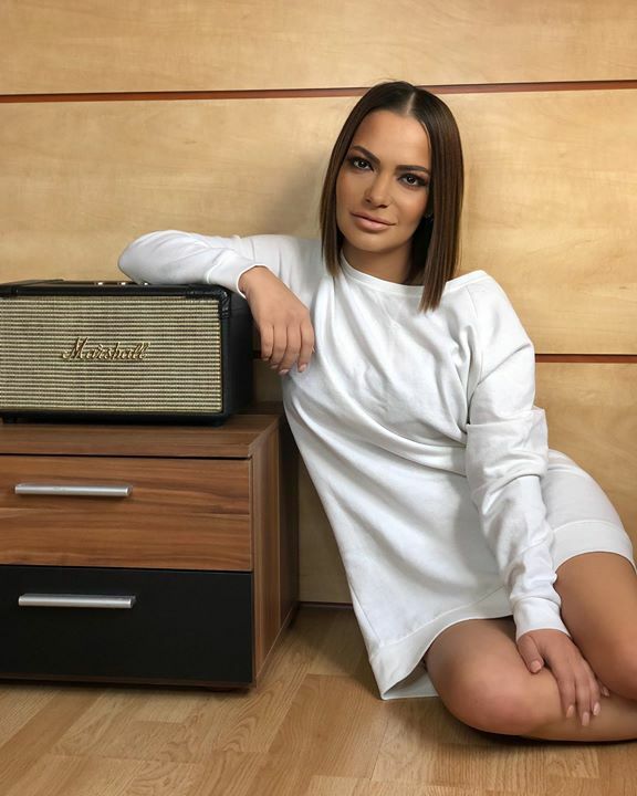 Andreea_Ant's tweet photo. Se spune că muzica este cel mai bun medicament!Ce piesă iți hrănește sufletul in această perioadă?

#AndreeaAntonescu #stamacasa #artist #singer #musician #music #song #melody #beats #goodmusic #lyrics #love #morning #goodmorning #morningvibes #morningmo… https://t.co/6oyP7salzH https://t.co/LYqOSCBA4L