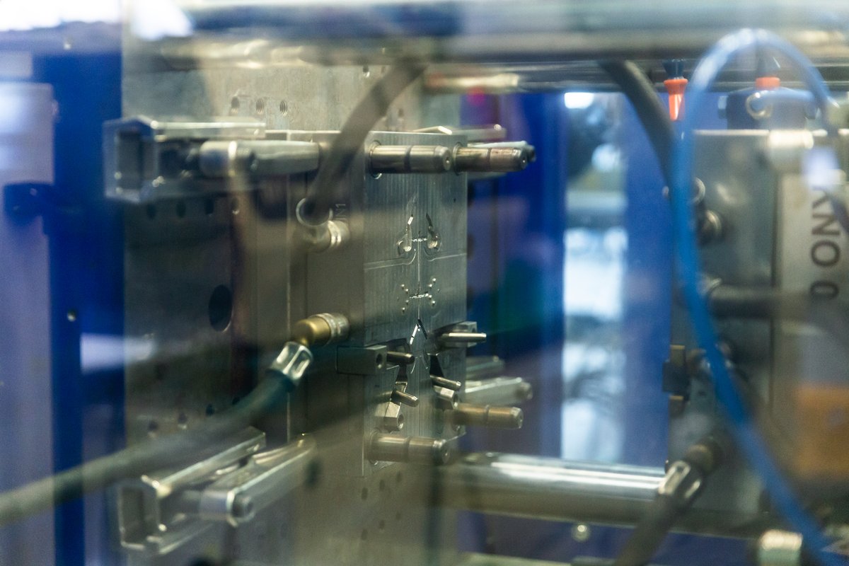 KnopsEar's tweet image. Getting the injection moulded parts together is a very sophisticated process. Can you imagine that more than twenty parts go trough this process and into your Knops?