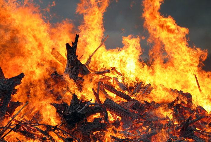 Can we please remind everyone that we are encouraging you all NOT to burn garden waste and rubbish in your garden at this time. There have been many out of control fires over the weekend and last week resulting in crew crews having to attend. #liskeard #liskeardandlooe