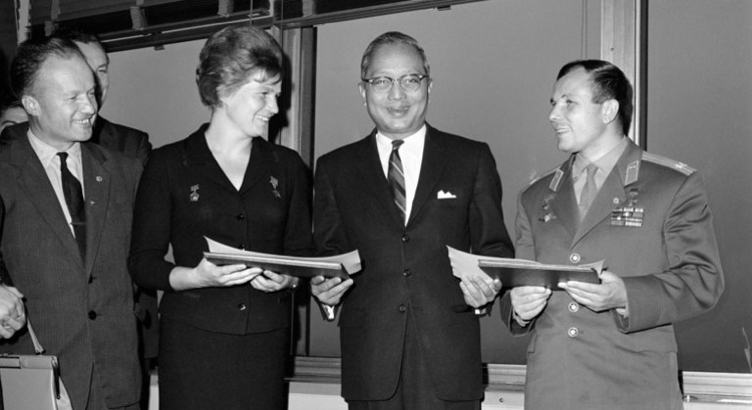 UNOOSA's tweet photo. On 12 April 1961 #YuriGagarin became the 1st person ever to reach space - a milestone in #spaceexploration! In 1963, Gagarin and fellow Soviet cosmonaut #ValentinaTereshkova, the 1st #womaninspace, visited @UN 
#HumanSpaceflight #SpaceflightHighlight 

Pic: @UN_Photo https://t.co/Y9dqgTc4Gq