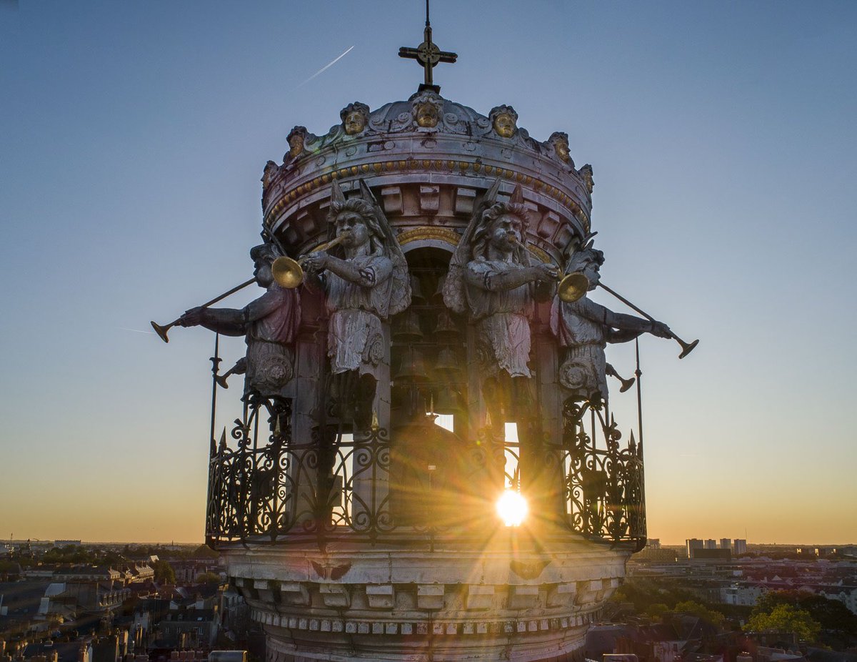 vjoncheray's tweet photo. Les premiers rayons de soleil sur le beffroi de l’église Sainte Croix à Nantes. Tout est calme, le drone lutte doucement contre le vent d’Est, le silence est bruyant en ce jour de confinement. #Nantes https://t.co/sdNsT1ntXY