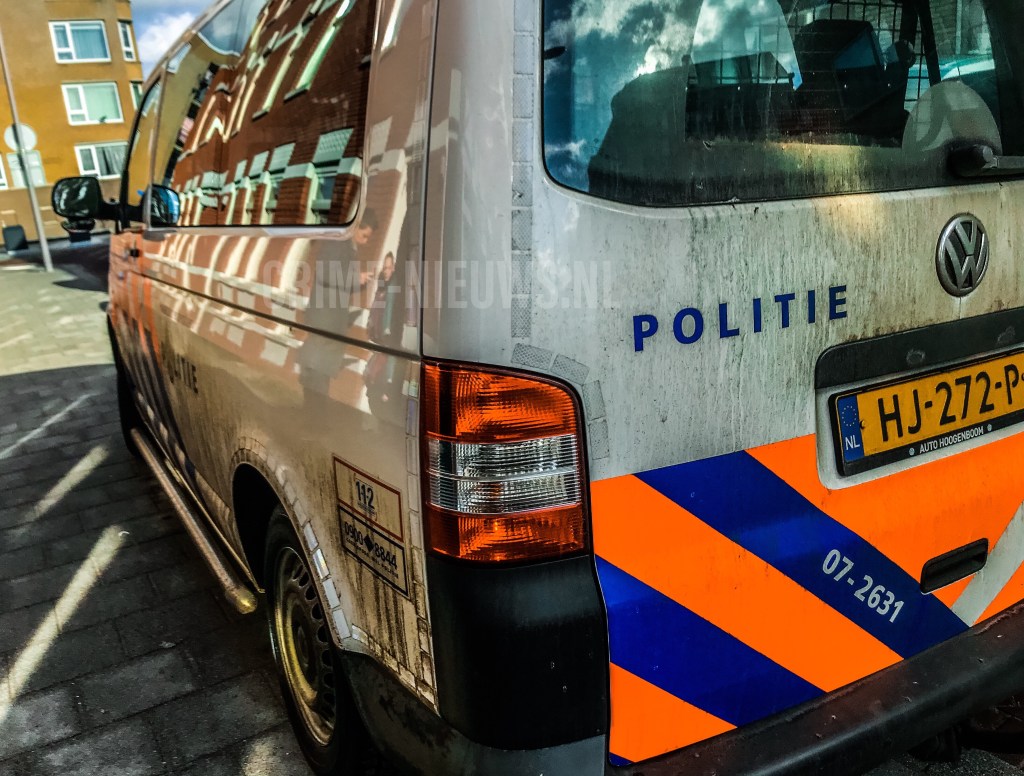 Politie zoekt met helikopter na brute woningoverval met vuurwapen..