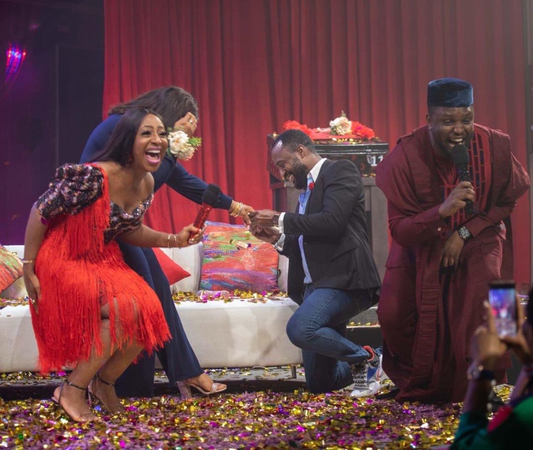 chi_derahh's tweet photo. The Happiness in this picture is unquantifiable😌
THE MOMENT ROSIE GOT ENGAGED💍
Dakore’s smile is making my smile to smile😍
#UltimateLoveNG #RoksieEngaged #Roknation https://t.co/5cs13pOIE8