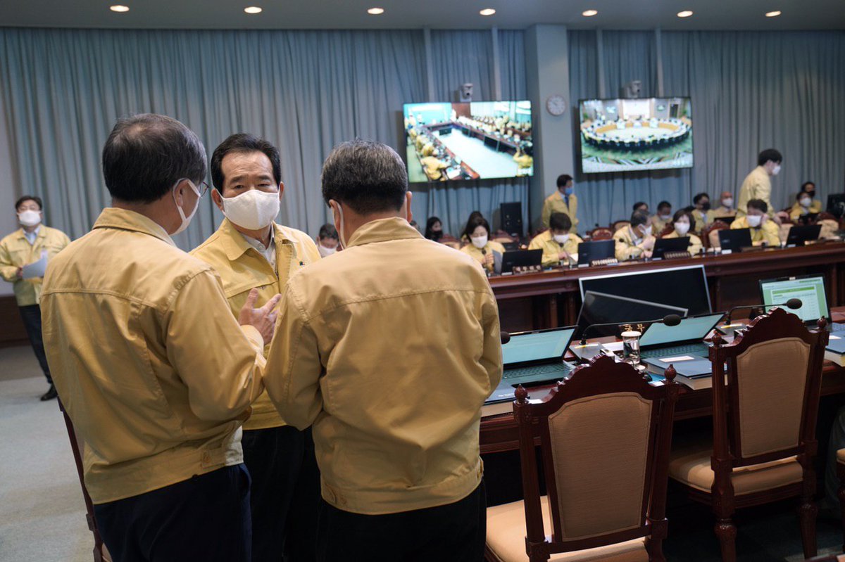 moonriver365's tweet image. 작은 구멍 하나가 둑을 무너뜨리는 법입니다. 국민 모두가 불편을 감수하며 공동체의 안전을 위해 노력하고 있는 이때 한 개인이 모두의 노력을 허사로 만드는 일은 없어야 합니다. 

www1.president.go.kr/articles/8376