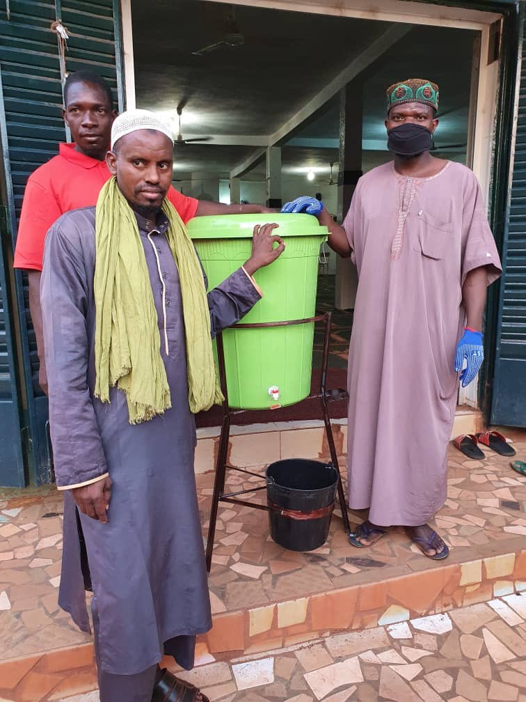 sekoucolin's tweet photo. Dans le cadre de la mise en œuvre de son plan de réponse contre le #COVID19, @Volon_Terre a remis un important lot de kit d’hygiène (dispositifs de lavage des mains et des cartons de savon) à plusieurs mosquées de la capitale Malienne. https://t.co/q5ToM3MRh6