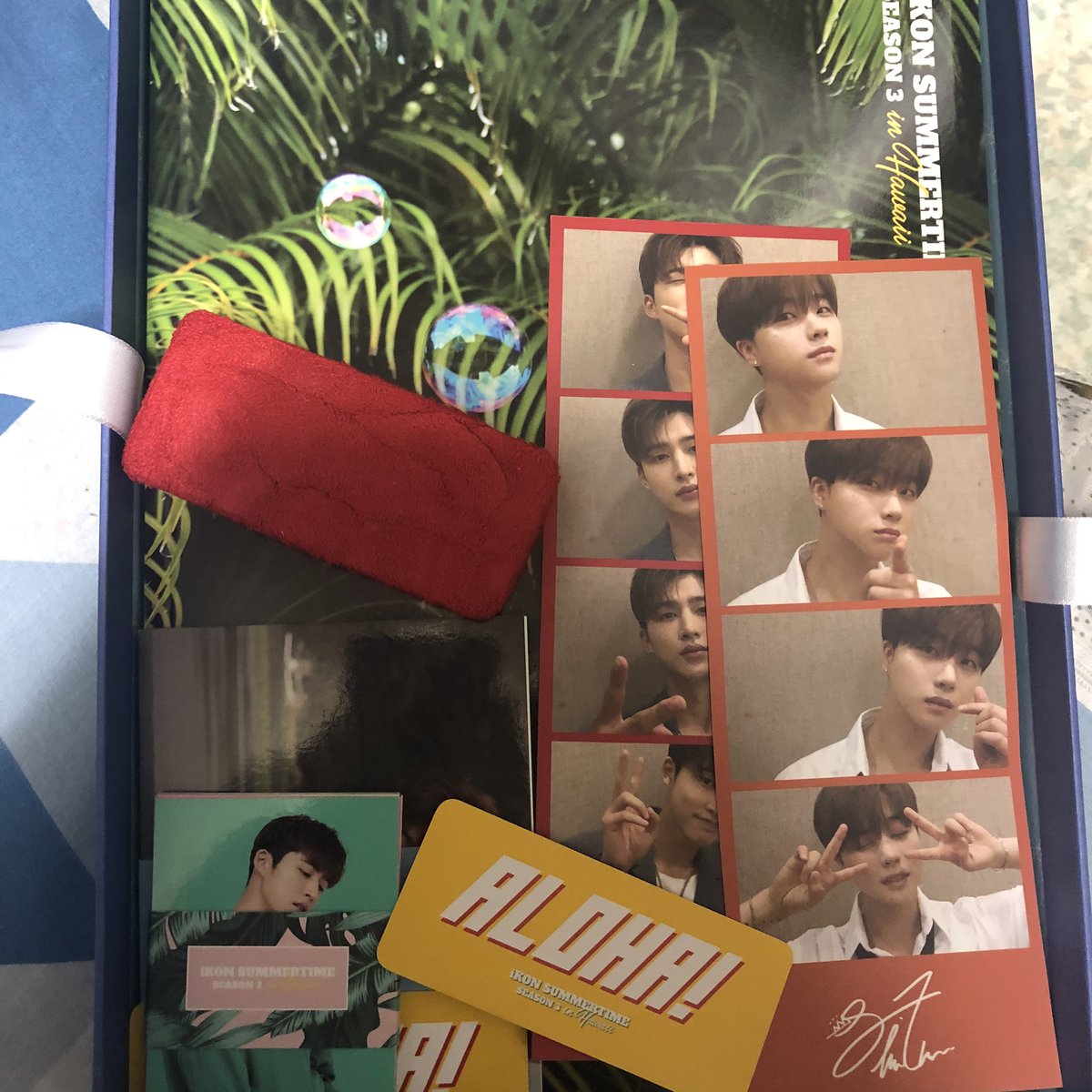 Han_bin_0701's tweet photo. 아이콘 응원봉 ver.2(케미스토리때 한 번!) 
-상태 좋아요! 택포(1.4)
아이콘 summertime 시즌3
-원가 4.3인데 택포(4.5)에 판매합니다!
사진에 보시다싶이 인생네컷2장을 증정합니다!
탈덕 아니고 급전이 너무 급해서 컵홀더 카페투어 돌 용돈이 필요해서 판매합니다ㅠㅠ #아이콘아이콘굿즈 #ikon https://t.co/FVNcw3Q04y