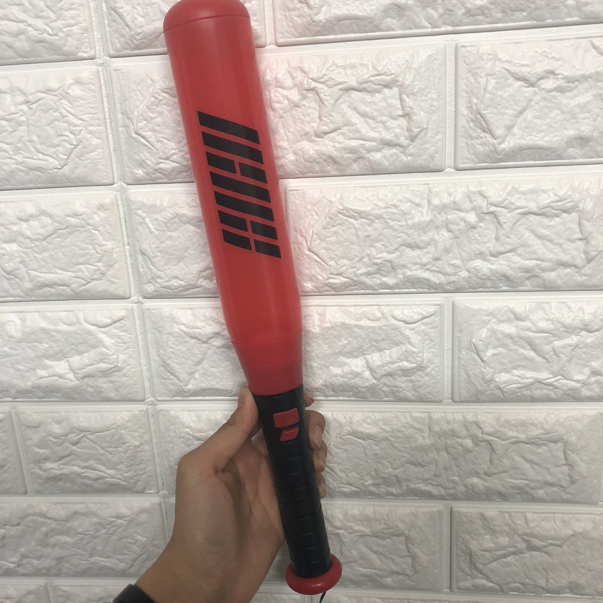 Han_bin_0701's tweet photo. 아이콘 응원봉 ver.2(케미스토리때 한 번!) 
-상태 좋아요! 택포(1.4)
아이콘 summertime 시즌3
-원가 4.3인데 택포(4.5)에 판매합니다!
사진에 보시다싶이 인생네컷2장을 증정합니다!
탈덕 아니고 급전이 너무 급해서 컵홀더 카페투어 돌 용돈이 필요해서 판매합니다ㅠㅠ #아이콘아이콘굿즈 #ikon https://t.co/FVNcw3Q04y