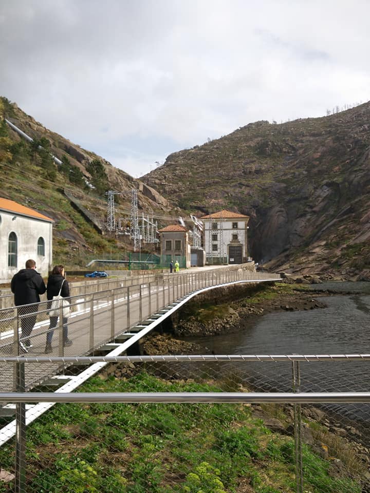 CostaMorteCMAT's tweet photo. Un plan perfecto para cando #candotodoistopase é visitar a espectacular Fervenza do Ézaro no @ConcelloDumbria , que dende fai unhas semanas é accesíbel ♿para todos/as. Este máxico lugar xa é de acceso universal grazas á nova "senda das sensacións". 
Fonte 📸: Concello Dumbría https://t.co/TIutcE6kyu