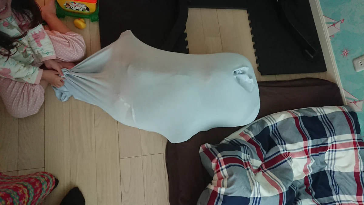 三歳児が保育園にいくのを拒否した結果？枕カバーの中に逃げたwww