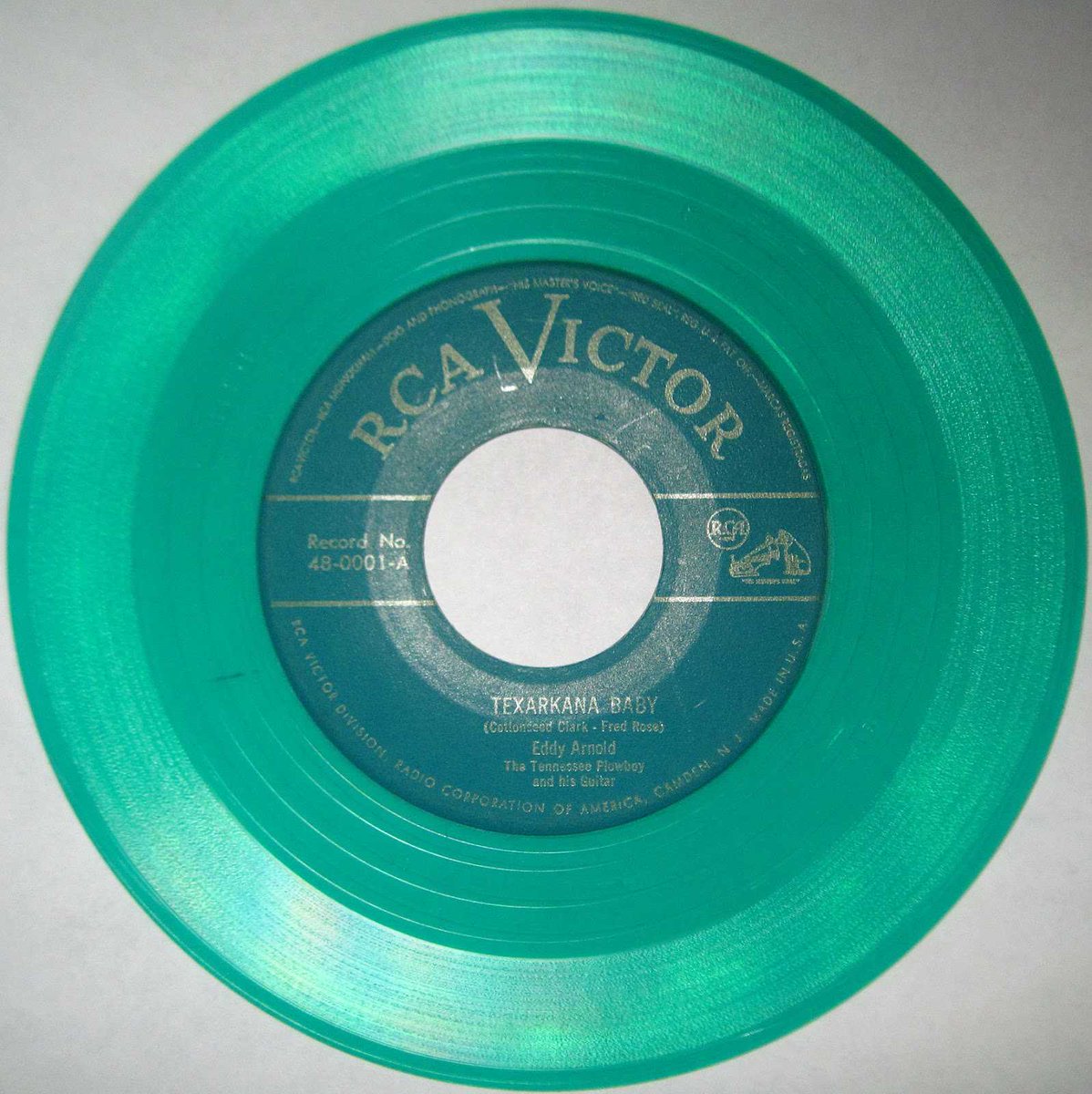 Σαν σήμερα το 1949, κυκλοφόρησε από την RCA Victor το πρώτο βινύλιο μικρού μεγέθους (7 ίντσες), το οποίο έπαιζε στις 45 στροφές και μάθαμε να λέμε «single»

το νέο format συνυπήρξε για λίγα χρόνια με τις παλιές πλάκες γραμμοφώνου των 78 στροφών, μα τελικά τις αντικατέστησε