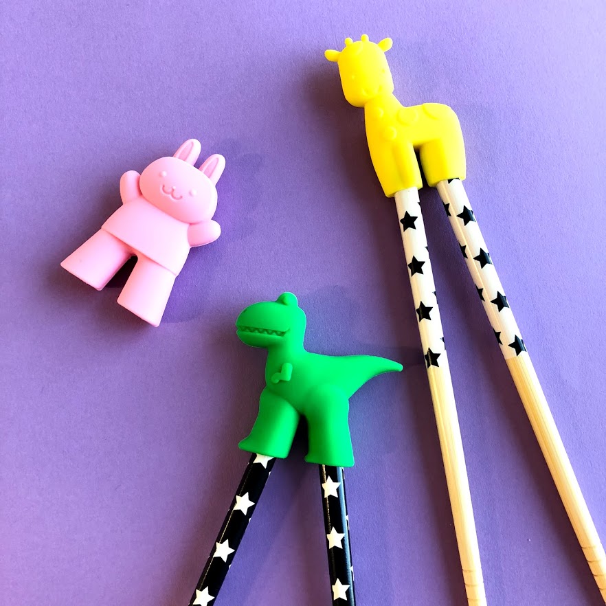 Cando キャンドゥ お箸の持ち方を楽しく練習 シリコン素材で汚れがつきにくい シリコンお箸ホルダー キリン ウサギ 品番 シリコンお箸ホルダー 恐竜 品番 キャンドゥ 100均 T Co Wcjzptrzrh