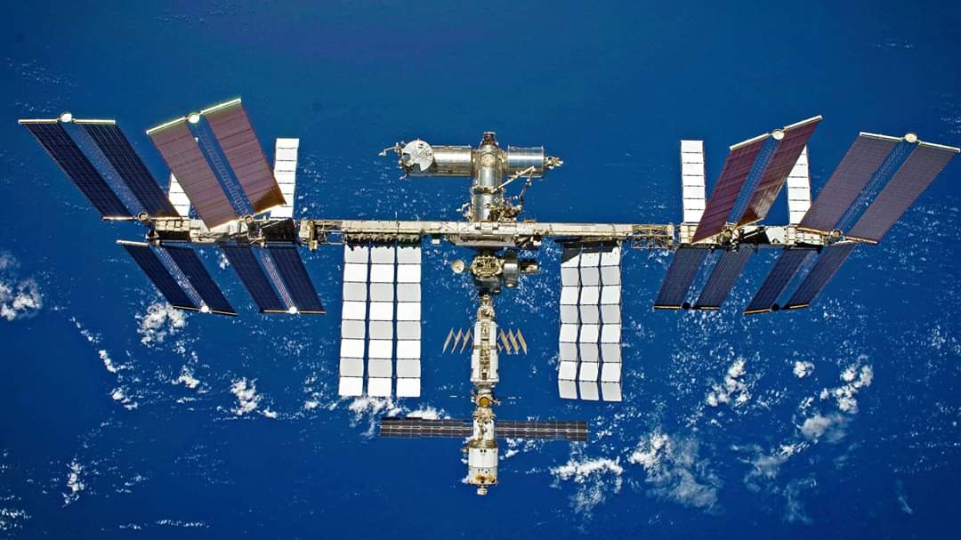 Parteen_School's tweet photo. For our space loving pupils:
There will be a wonderful sight tonight with the International Space Station making a near 10 minute pass. It will be the brightest pass of 2020!
Look towards the Moon and just below Venus in our SW skies at 8.42pm. Enjoy! 🌍
#MetalertIreland https://t.co/dUzKslGNaI
