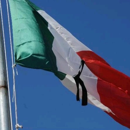 poliziadistato's tweet photo. Ciao Maria, dalla sala operativa della questura Caserta hai risposto a tanti cittadini in difficoltà, li hai rassicurati in attesa dei soccorsi
Ora come tanti italiani non ci sei più a causa del #Covid_19 La famiglia #poliziadistato non ti dimenticherà 
#inostricaduti #31marzo https://t.co/20XAwe2juy