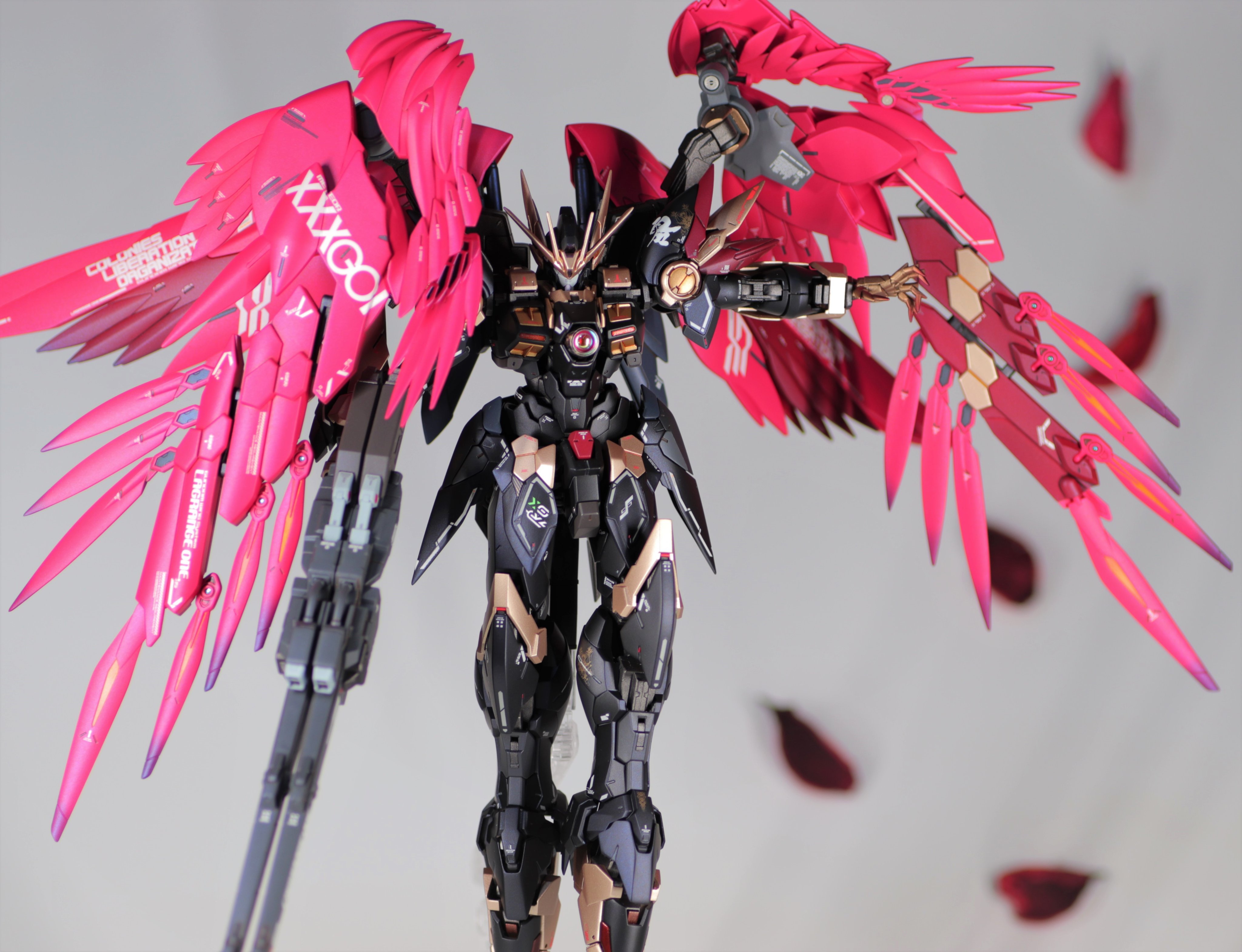 Yadon ｗガンダムとコードギアスのコラボ機体より ウイングガンダムゼロリベリオン完成 かっこいいものとかっこいいものが合体した コラボ機体なのでかっこいい 語彙力 ので 配色に負けないように作りました リプへ続く ゲームキャラクターフェスティバル