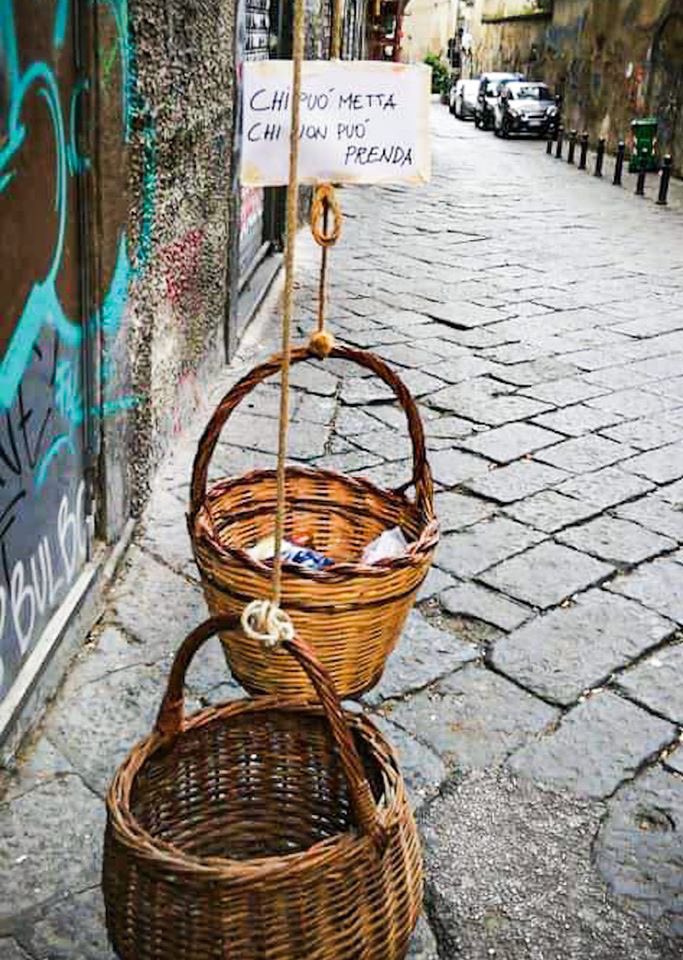 serenagiuliano_'s tweet photo. Les paniere solidaires à Naples ♥️ « celui qui peut, qu’il mette; celui qui ne peut pas, qu’il prenne. » https://t.co/2f0u6saA7b