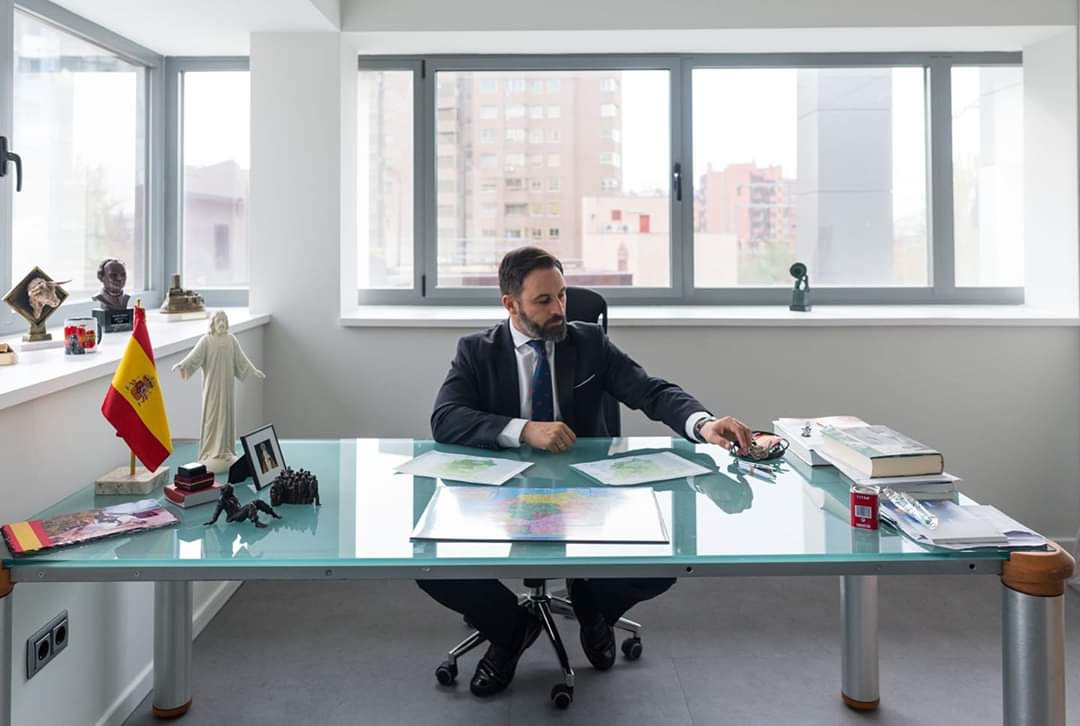 davidrubin's tweet photo. RETRATO DE UN INCOMPETENTE:

En base a la fotografía facilitada por el sujeto y su propio partido político, hagamos un breve análisis de la imagen:

Esta imagen en teoría corresponde a un líder político, trabajando en su despacho.
Pero hay varias cosas que llaman mi atención:
》 https://t.co/gFXxhjjTjT