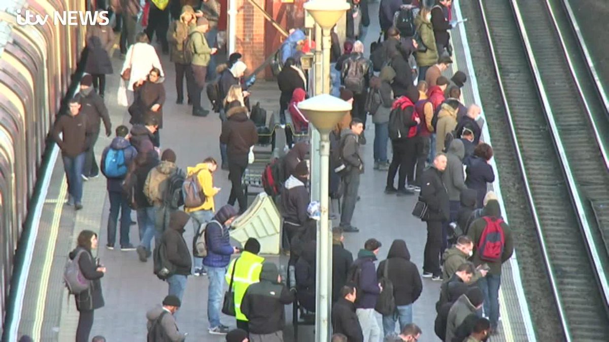 itvlondon's tweet image. Social distancing? Alarming images show commuters cramming onto platforms | By @simonharrisitv
itv.com/news/london/20…