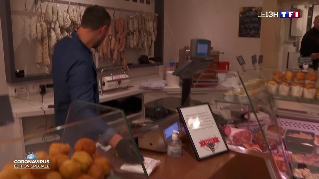 TF1Info's tweet photo. Mon village confiné : comment les habitants de Chessy occupent-ils leur journée ? https://t.co/bLJHvnyPlB https://t.co/DCPVWzT4As