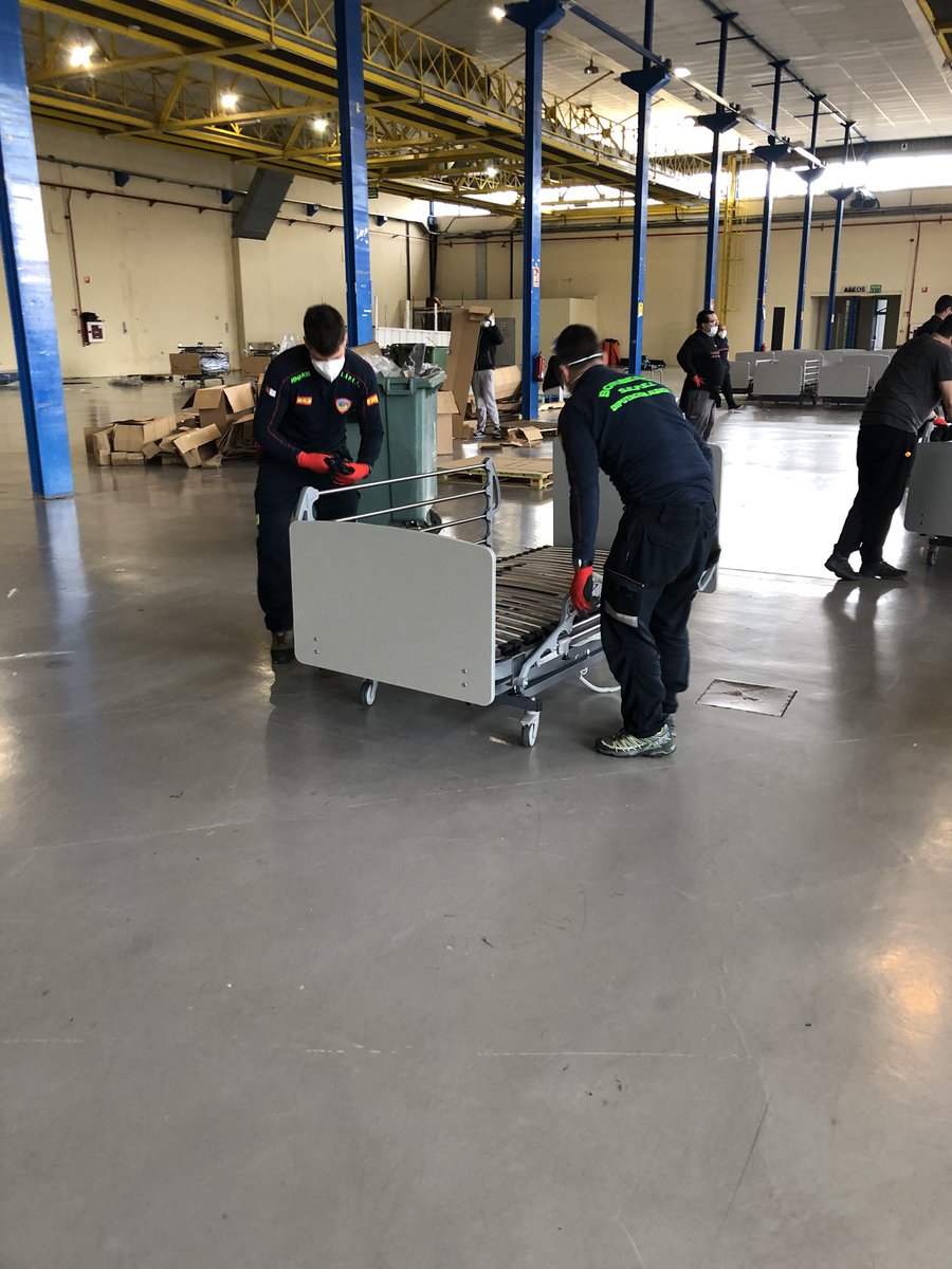 Hoy en las instalaciones del IFAB, el SEPEI seguimos montando camas para el hospital Perpetuo Socorro. “Todos sumamos”. Mucha fuerza