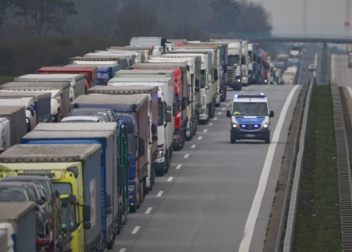 The European Union urged its 27 members on Monday to unblock their borders and allow freight vehicles to cross from one country to another within 15 minutes to ensure the flow of basic supplies and medical equipment. via <a href="/Reuters/">Reuters</a> ow.ly/sPy850yUoKU #Transport