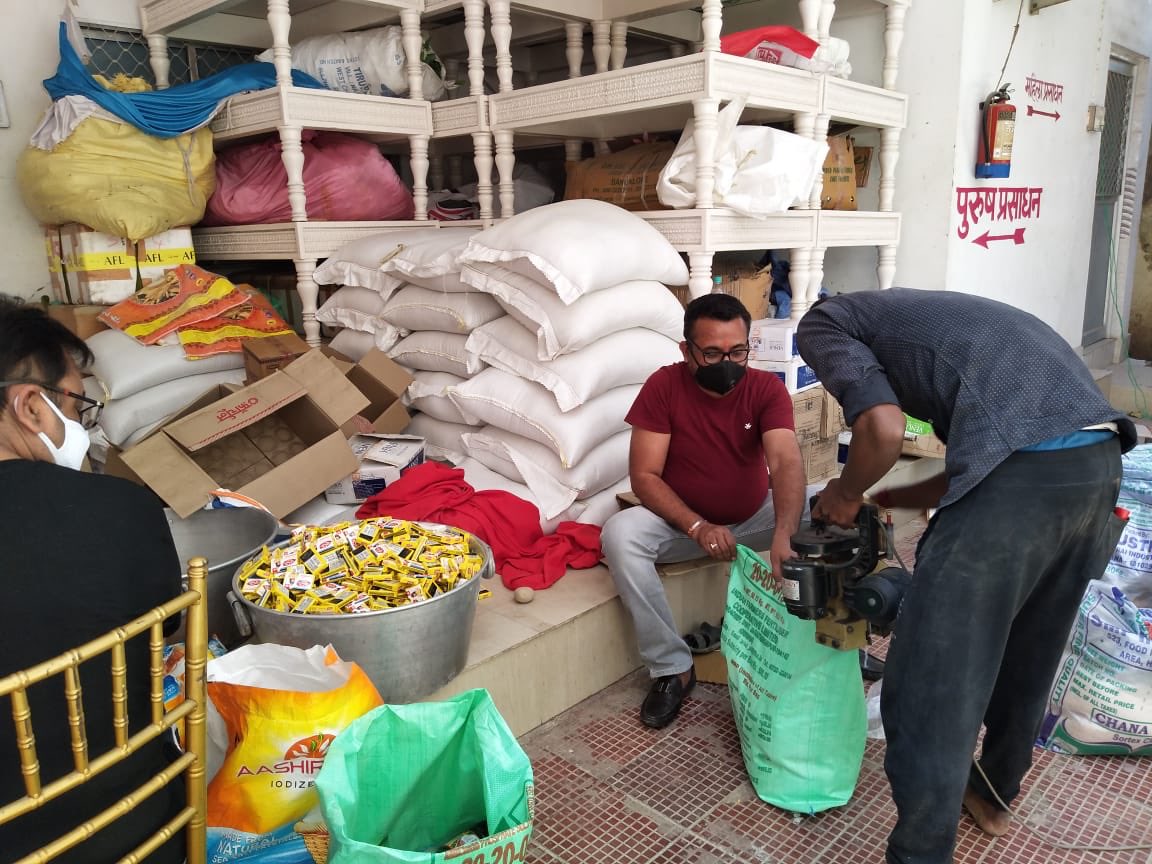 abaditya05's tweet photo. People from Bhagalpur, Bihar working for the welfare of needy people. Please encourage entire people from various States engaged in doing so. Let limited people do so, but everyone can be a part of it by donating in authentic funds like PM Cares, or your regional authentic funds. https://t.co/Al1CuYwCL6