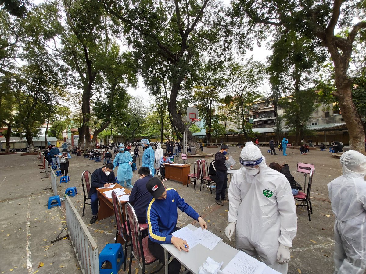 tungngonyt's tweet photo. #Vietnam #Hanoi launch rapid test program for those visited biggest cluster Bach Mai last 20 days. High demand. Some turned away. People anxious &amp; heath officials fear #coronavirus have outpaced their attempts. Massive work but matter of life &amp; death. Race to detect the infected. https://t.co/oyCrqFVd3z