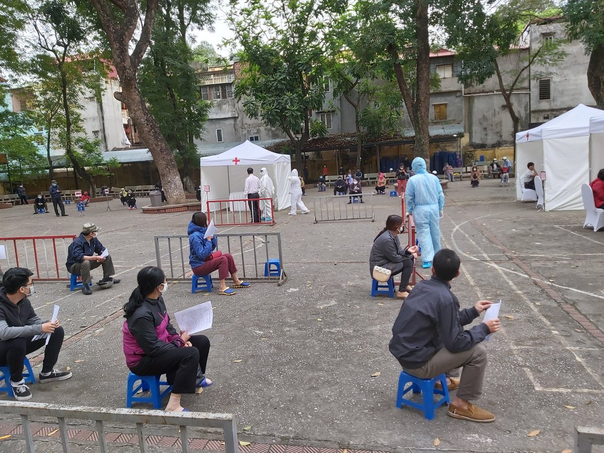 tungngonyt's tweet photo. #Vietnam #Hanoi launch rapid test program for those visited biggest cluster Bach Mai last 20 days. High demand. Some turned away. People anxious &amp; heath officials fear #coronavirus have outpaced their attempts. Massive work but matter of life &amp; death. Race to detect the infected. https://t.co/oyCrqFVd3z