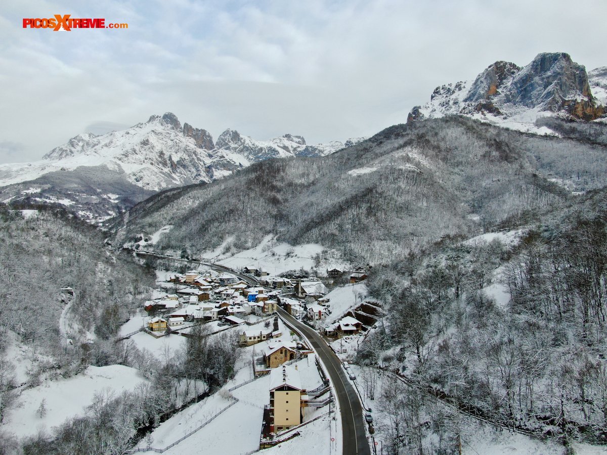¡¡Buenos días por la mañana desde el paraíso!! 🙋‍♂️🏔️
.
#PicosdeEuropa #Liébana #ComparteCantabria #yomequedoencasa #Espinama