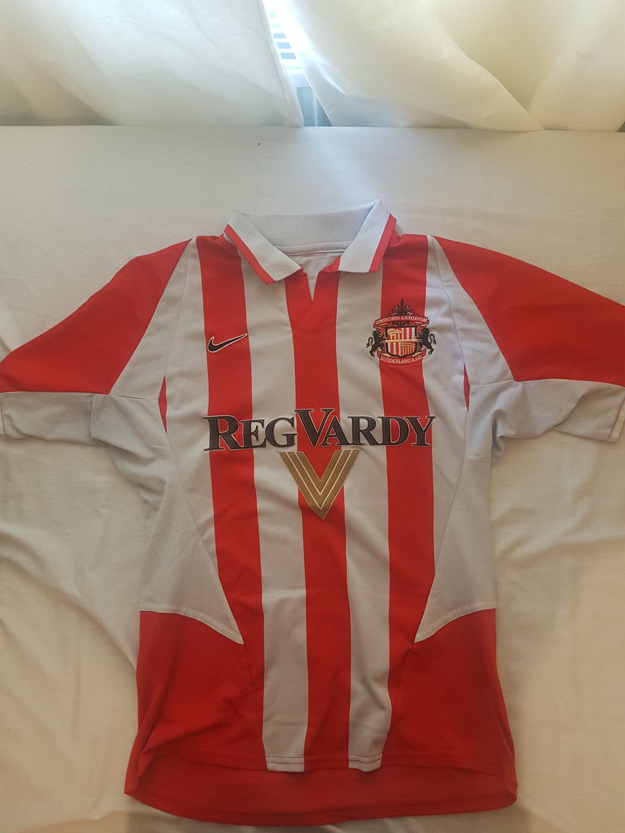 Day 8: Sunderland home, 2002-04.Tore Andre Flo, Sean Thornton, David Bellion, Howard fucking Wilkinson. Record-breaking relegation. What a kit though. 9/10