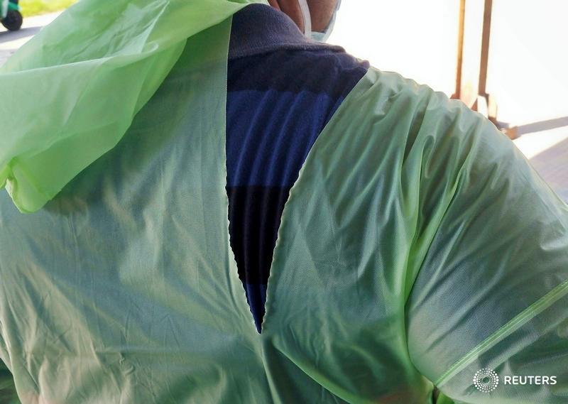 Reuters's tweet photo. Indian doctors fight coronavirus with raincoats, helmets amid lack of equipment https://t.co/hjiYTUzvUC by @DevjyotGhoshal @adityakalra Follow the latest news on coronavirus with our live blog: https://t.co/zNqouOnJBu https://t.co/H4JFY6F6Ak