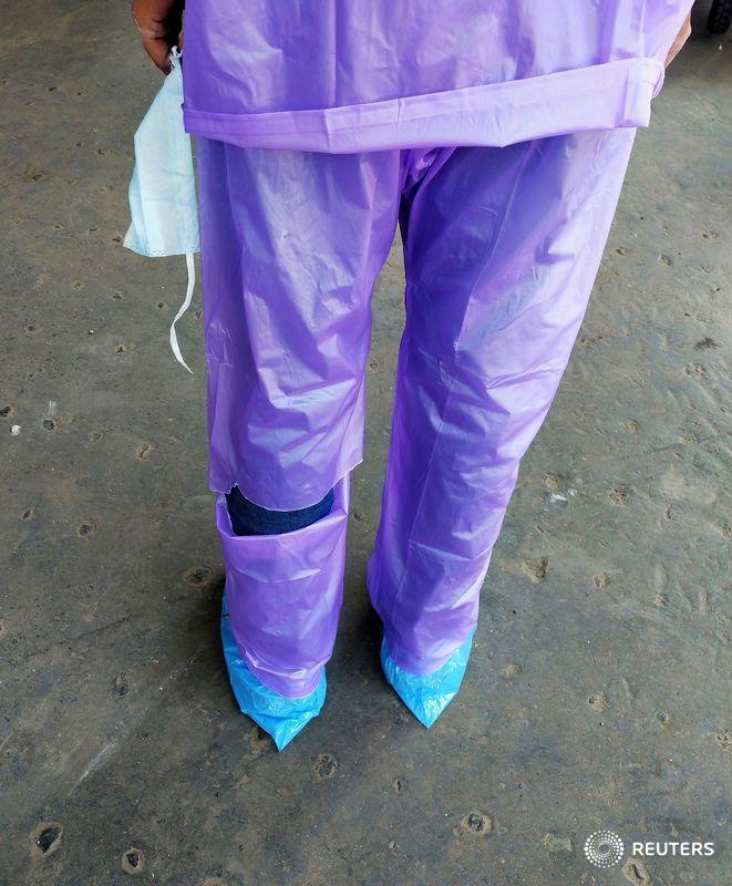 Reuters's tweet photo. Indian doctors fight coronavirus with raincoats, helmets amid lack of equipment https://t.co/hjiYTUzvUC by @DevjyotGhoshal @adityakalra Follow the latest news on coronavirus with our live blog: https://t.co/zNqouOnJBu https://t.co/H4JFY6F6Ak