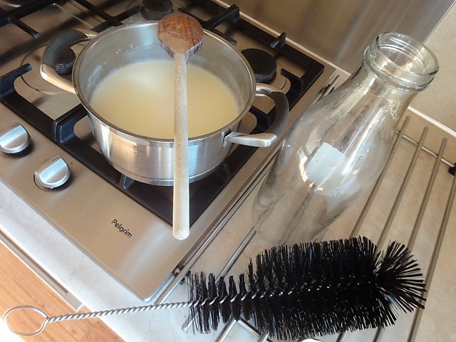 Naescas1's tweet photo. #rauwe #melk van de #boer.....koken en fles borstelen..natuurlijk.....ozo lekker!! https://t.co/nt6KU9qxF0